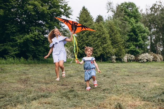 Gratis foto moeder met kleine dochter in park