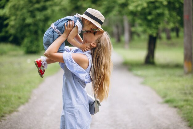 Moeder met kleine dochter in park