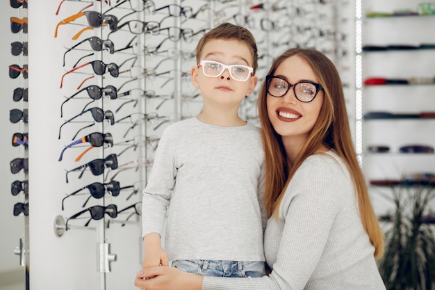 Moeder met kleine zoon in de bril winkel