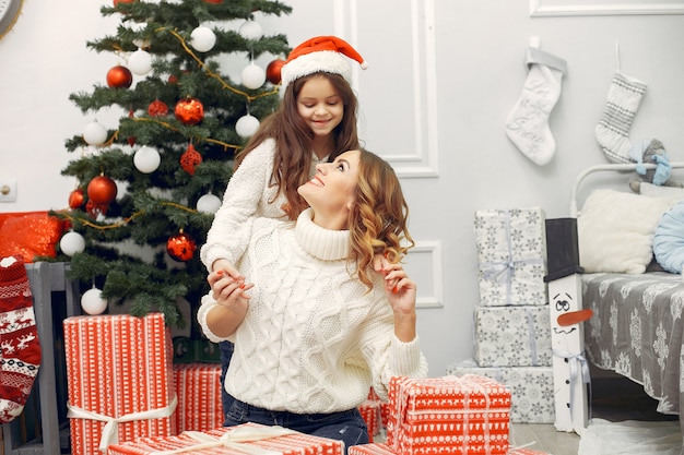 Moeder met leuke dochter in kerstmisdecoratie