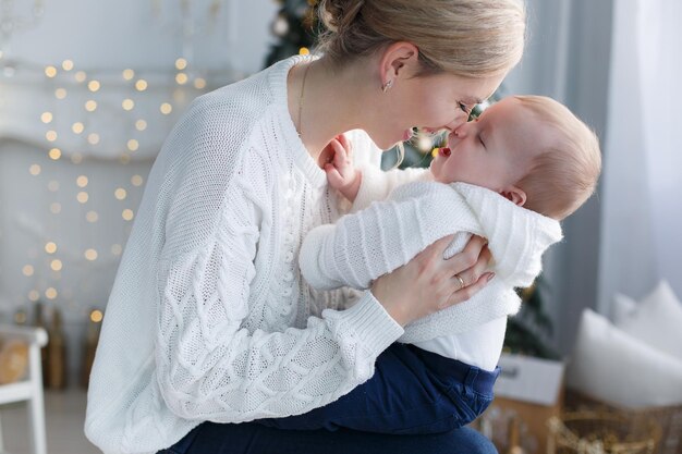 moeder met schattige baby binnen