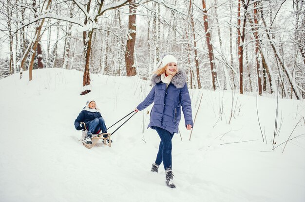 Moeder met schattige zoon in een winter-oark