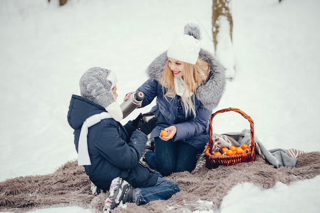 Moeder met schattige zoon in een winter-oark