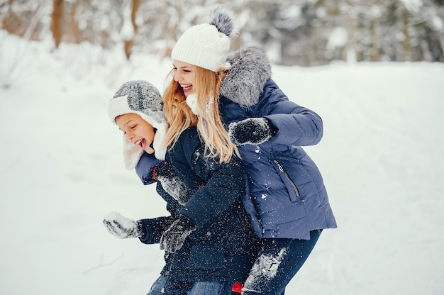 Moeder met schattige zoon in een winter-oark