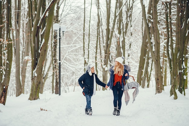 Moeder met schattige zoon in een winter-oark