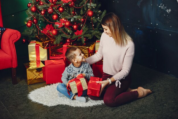 Moeder met schattige zoon vieren Kerstmis