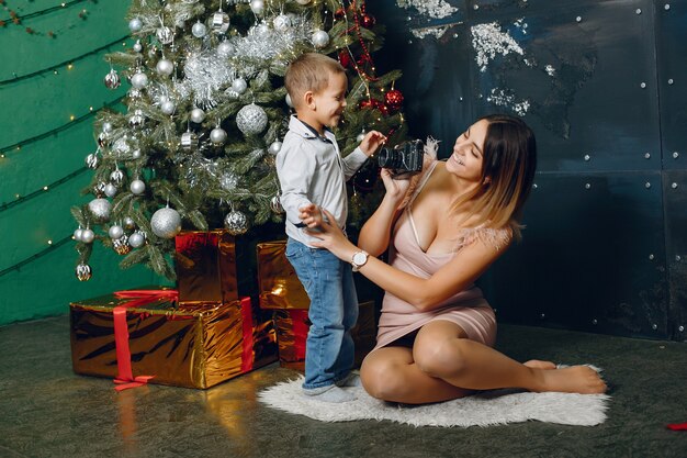 Moeder met schattige zoon vieren Kerstmis