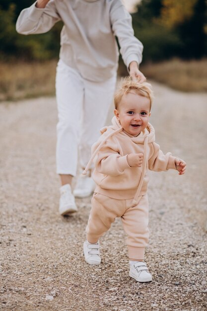 Moeder met schattige zoontje samen