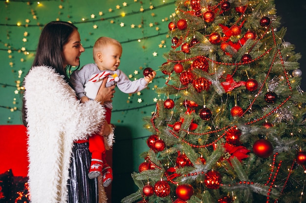 Moeder met zoon bij de kerstboom