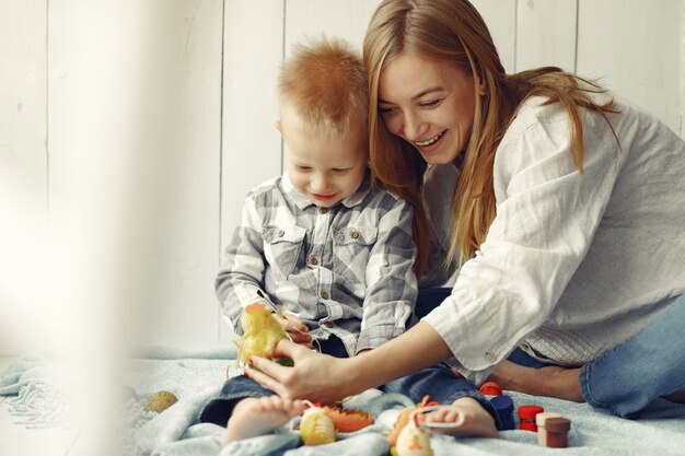 Moeder met zoon die thuis aan Pasen voorbereidingen treft