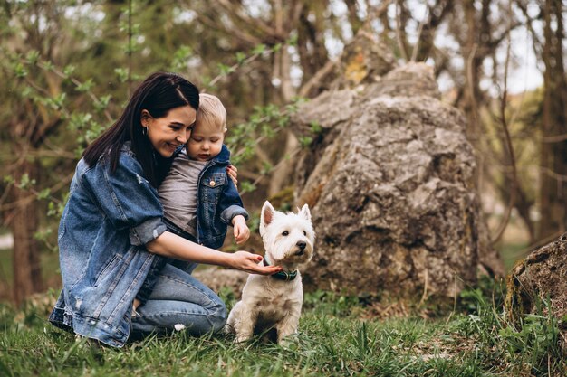 Moeder met zoon en hond