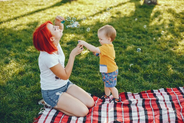 Moeder met zoon het spelen in een de zomerpark