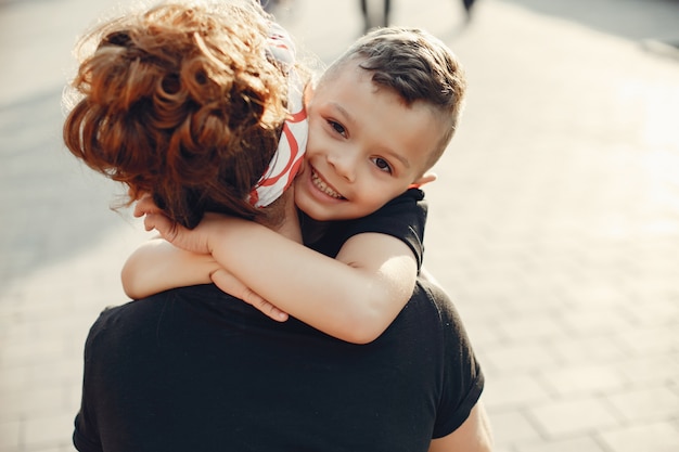 Moeder met zoon het spelen in een de zomerstad