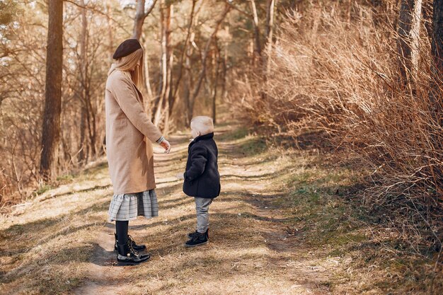 Moeder met zoon het spelen in een park