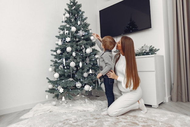 Moeder met zoon in kerstversieringen