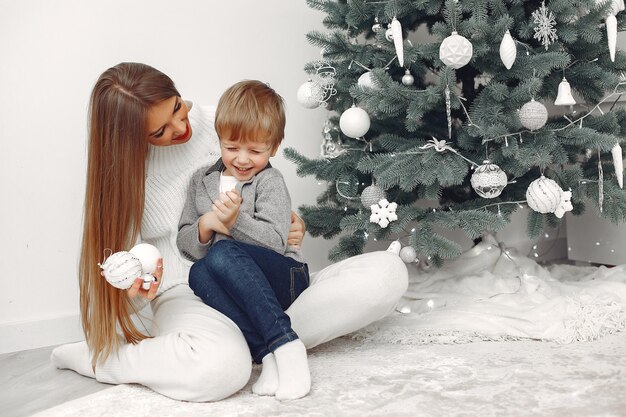 Moeder met zoon in kerstversieringen