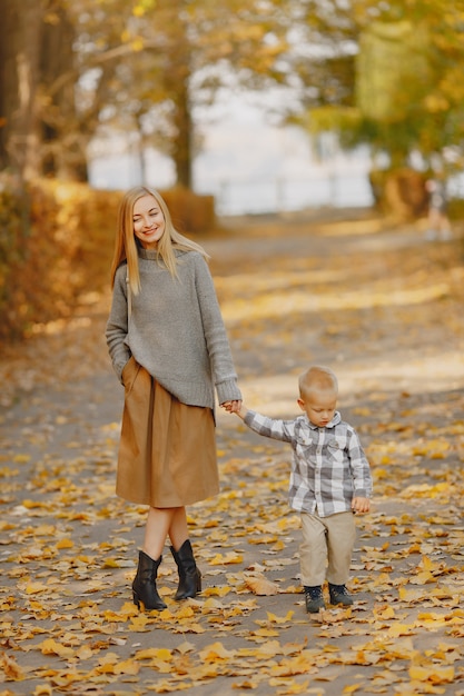 Moeder met zoontje spelen in een herfst veld