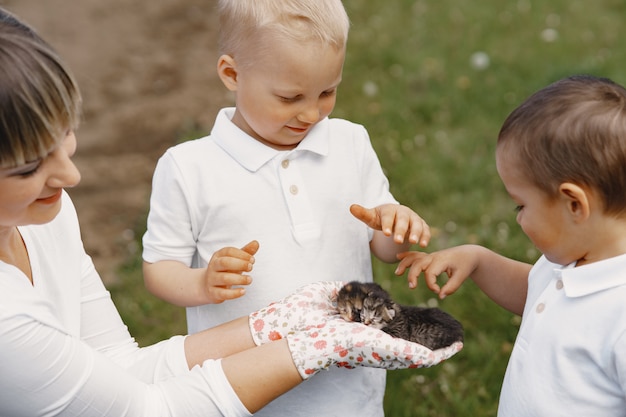 Moeder met zoontje spelen in een zomer tuin