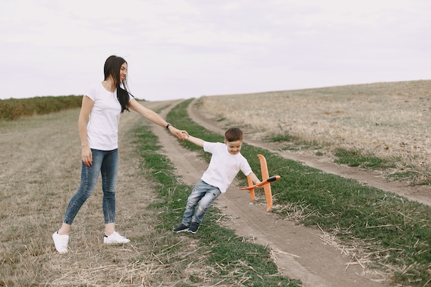 Moeder met zoontje spelen met speelgoed vliegtuig