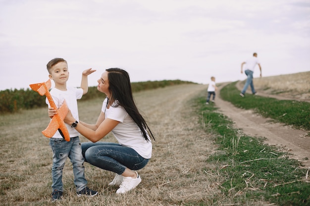 Moeder met zoontje spelen met speelgoed vliegtuig