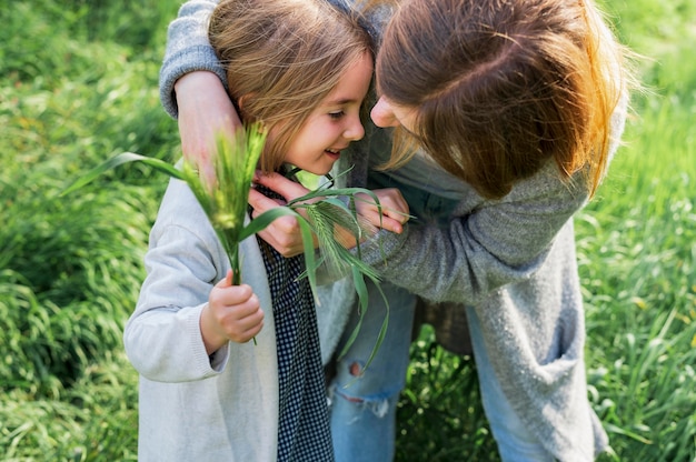 Gratis foto moeder omhelst onschuldig meisje buitenshuis