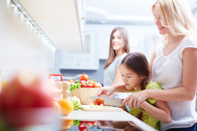 Moeder onderwijs haar dochter hoe om te koken