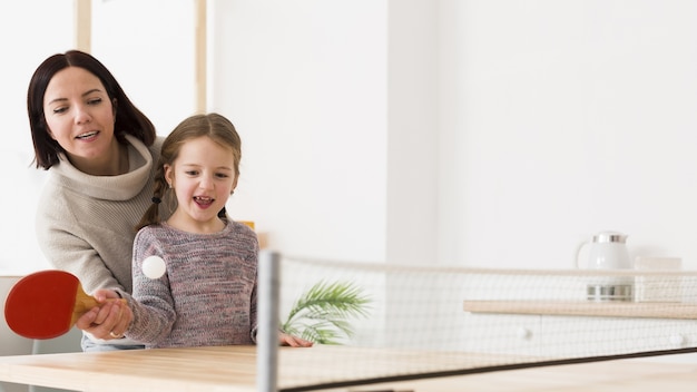 Gratis foto moeder onderwijs kind pingpong