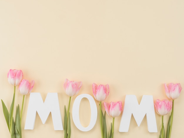 Moeder` s dagsamenstelling met tulpen