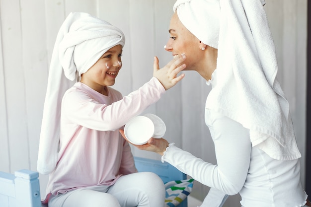 Moeder speelt met cosmetica met haar dochter