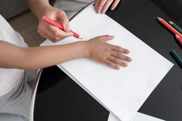 Moeder speelt thuis met haar dochter