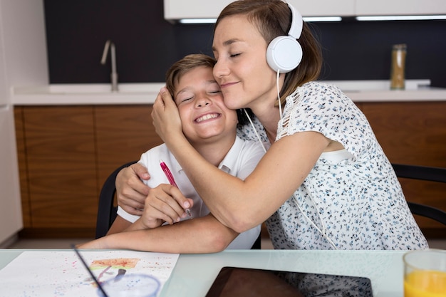 Gratis foto moeder trots op zoon voor het afmaken van huiswerk