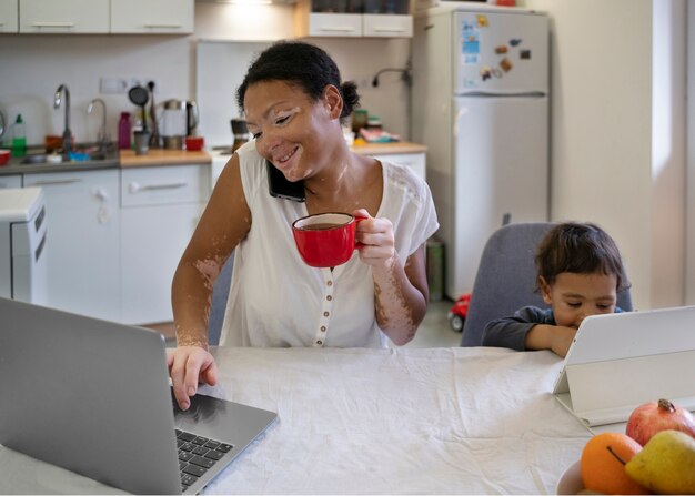 Moeder werkt terwijl ze tijd doorbrengt met haar kind