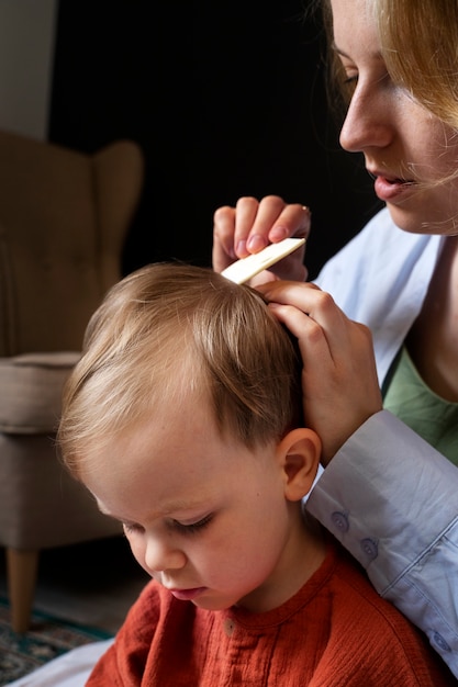 Moeder zorgt voor haar kind met luizen