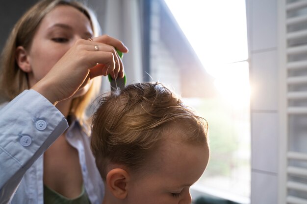 Moeder zorgt voor haar kind met luizen