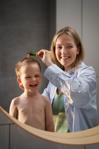 Gratis foto moeder zorgt voor haar kind met luizen