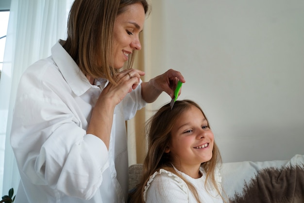 Moeder zorgt voor haar kind met luizen