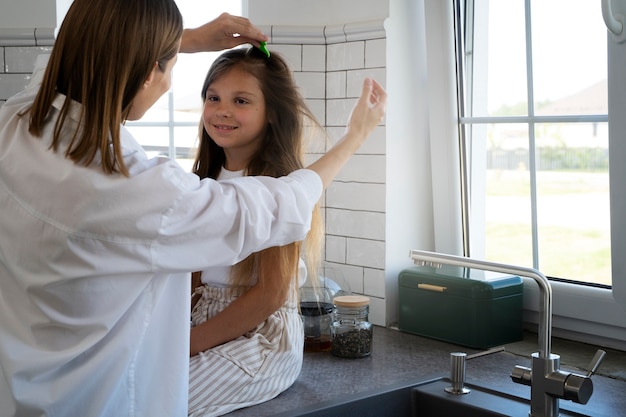 Gratis foto moeder zorgt voor haar kind met luizen