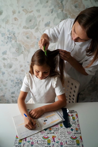 Gratis foto moeder zorgt voor haar kind met luizen