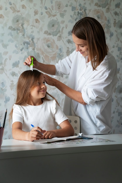 Moeder zorgt voor haar kind met luizen