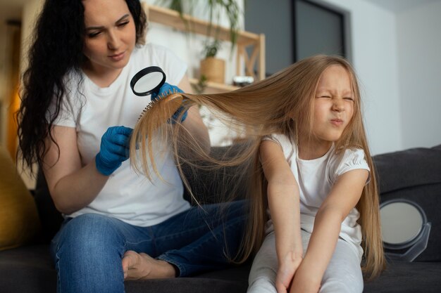 Moeder zorgt voor kind met hoofdluis