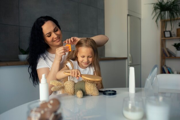 Moeder zorgt voor kind met hoofdluis