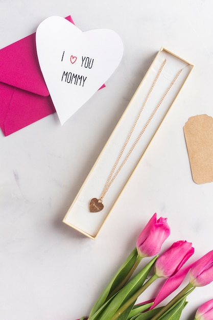 Gratis foto moederdag ketting cadeau close-up