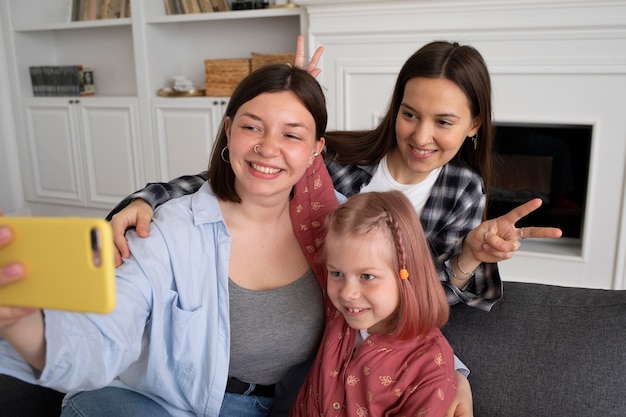 Gratis foto moeders brengen tijd samen met hun dochter binnenshuis door