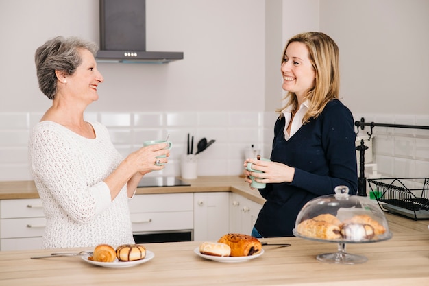 Gratis foto moedersdagconcept in keuken