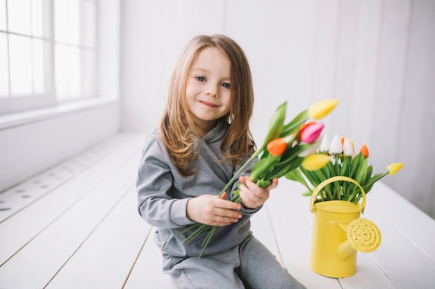 Moedersdagconcept met gelukkige dochter en bloemen