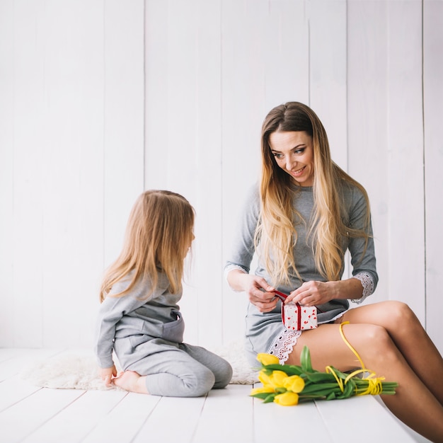 Gratis foto moedersdagconcept met moeder en dochter