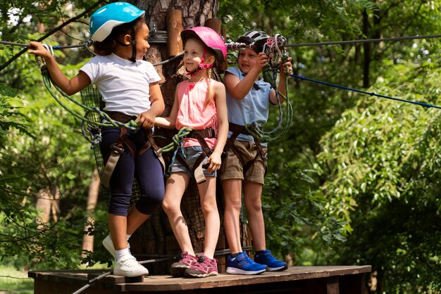 Moedige kinderen die plezier hebben in een avonturenpark