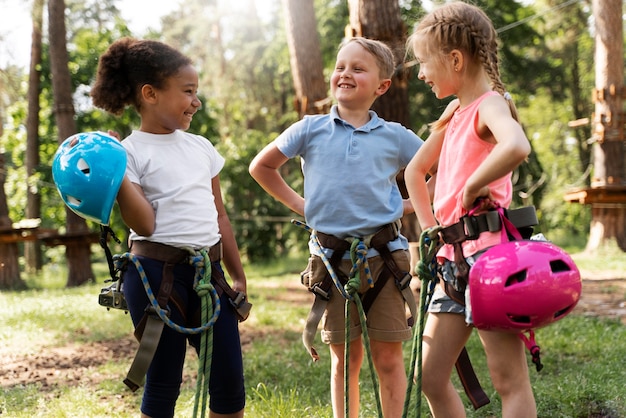 Gratis foto moedige kinderen die plezier hebben in een avonturenpark