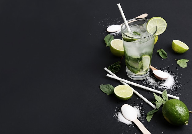 Gratis foto mojito drankje met limoen schijfjes