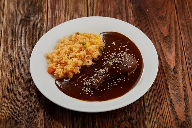 Mole con pollo y arroz rojo con verduras comida tipica mexican
